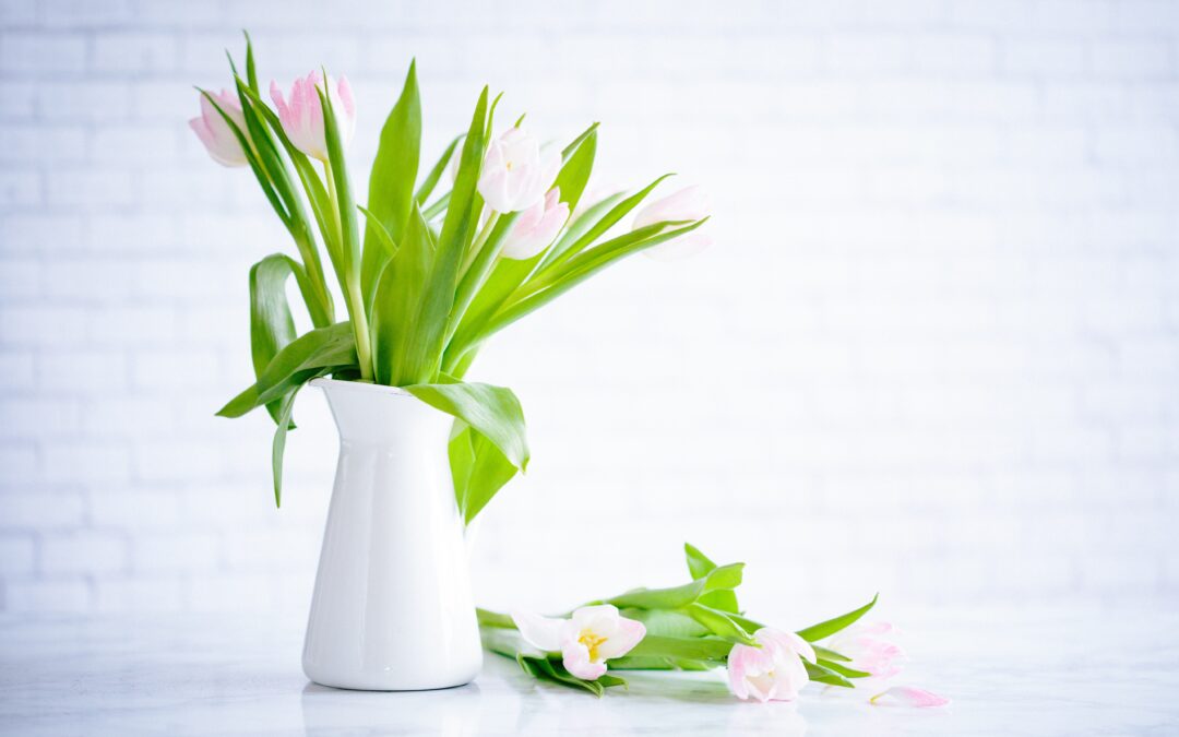 How to Arrange Flowers in a Vase